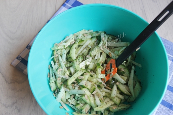 Огурец с кольраби в салатнике