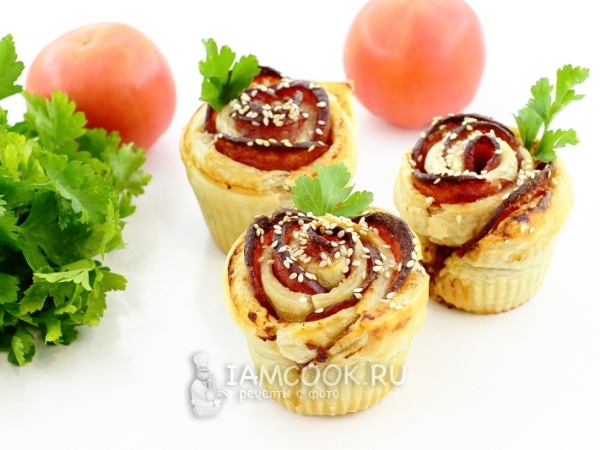 Розочки из слоеного теста с колбасой, рецепт с фото