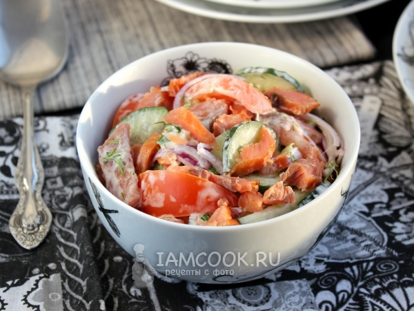 Салат с копченой горбушей, рецепт с фото