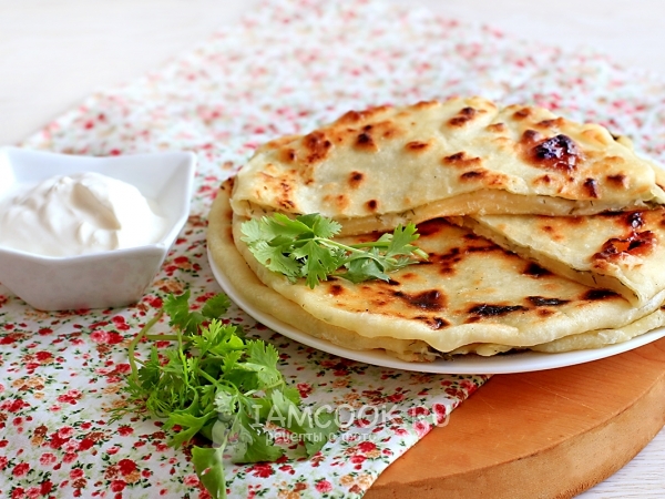 Лепёшки с творогом и зеленью на сковороде, рецепт с фото