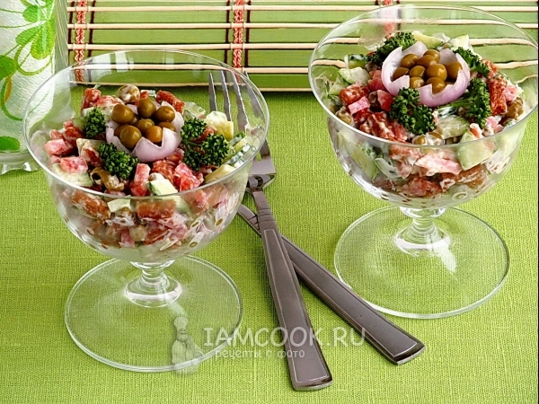 Салат с сухариками и копчёной колбасой, рецепт с фото