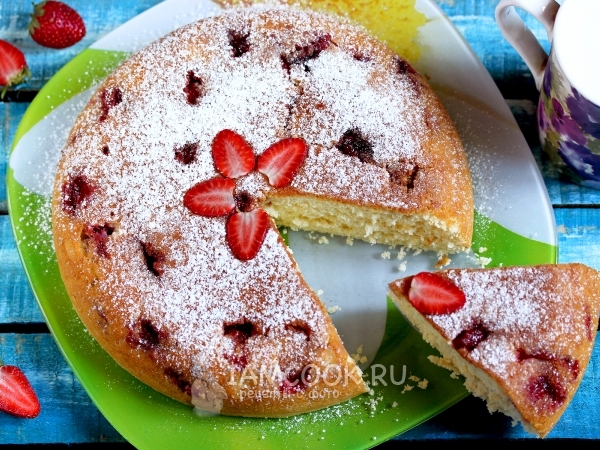 Клубничная шарлотка в мультиварке, рецепт с фото