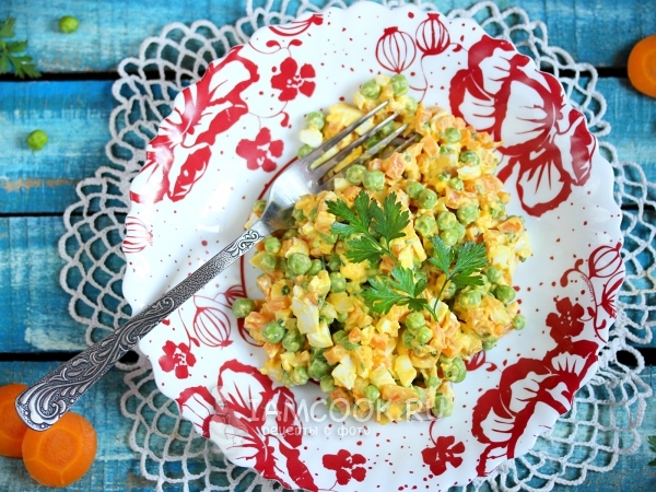 Салат из моркови, яиц и горошка, рецепт с фото