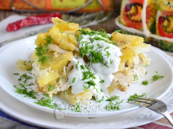 Картофель, запеченный с курицей в сметане, рецепт с фото