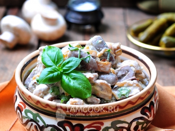 Салат с куриными сердечками и грибами, рецепт с фото