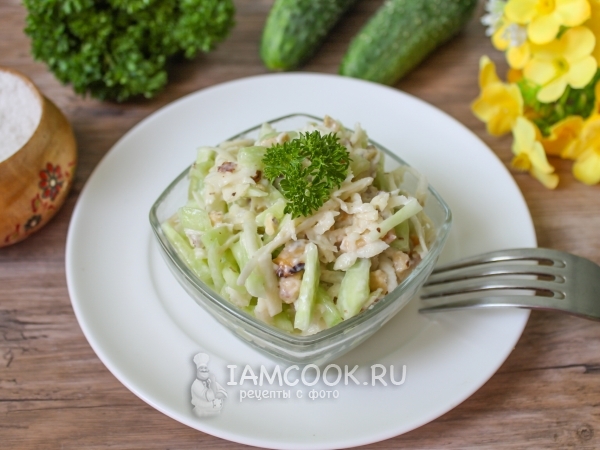 Салат с сельдереем, орехами и огурцом, рецепт с фото