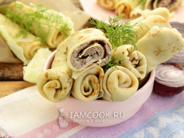 Блины с мясом и сырым лиловым луком, рецепт с фото