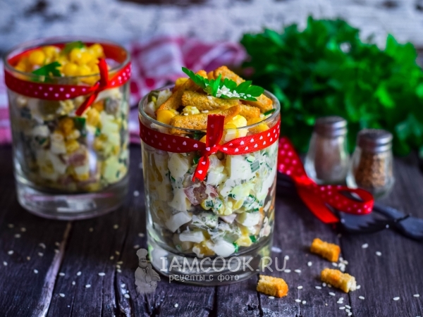 Салат с кириешками, кукурузой и колбасой, рецепт с фото