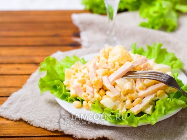 Салат с ананасами, ветчиной и кукурузой, рецепт с фото