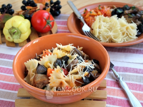 Паста с курицей, грибами и овощным соусом, рецепт с фото
