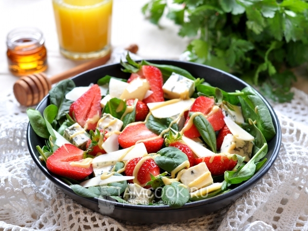Салат из клубники и голубого сыра, рецепт с фото