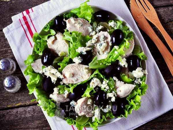 Салат из винограда с курицей и голубым сыром, рецепт с фото