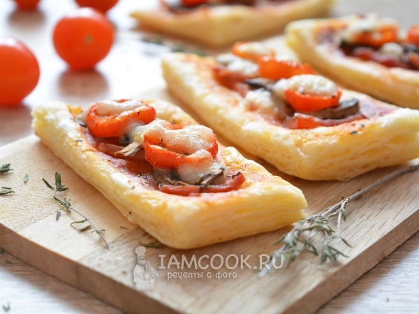 Слоеные мини-пиццы, рецепт с фото