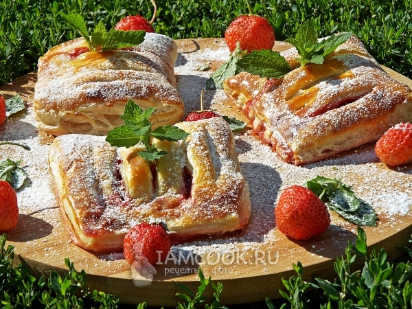 Слойки с клубникой из слоеного теста, рецепт с фото