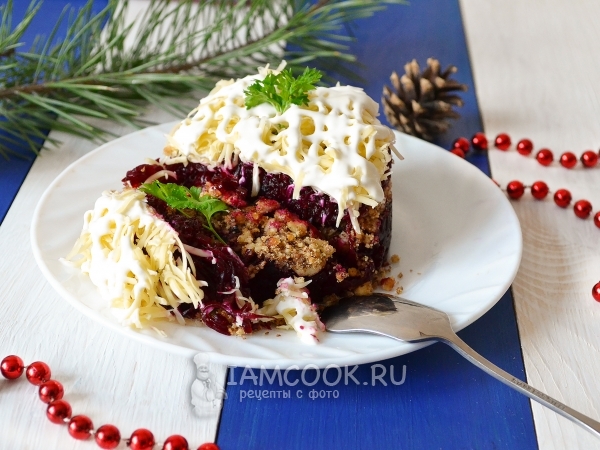 Салат со свеклой, грецкими орехами и сыром, рецепт с фото