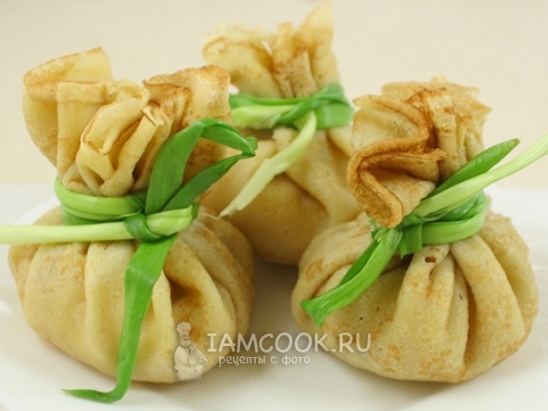 Блинные «мешочки» с грибами, ветчиной и сыром, рецепт с фото