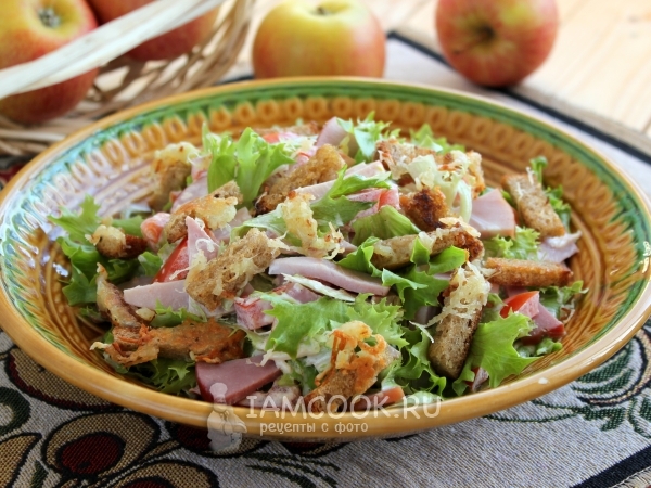 Салат с ветчиной, сухариками и листовым салатом, рецепт с фото