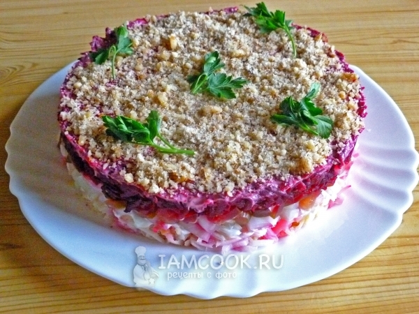 Слоеный салат со свеклой и солеными огурцами, рецепт с фото