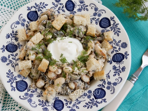 Салат с фасолью и грибами и сухариками, рецепт с фото