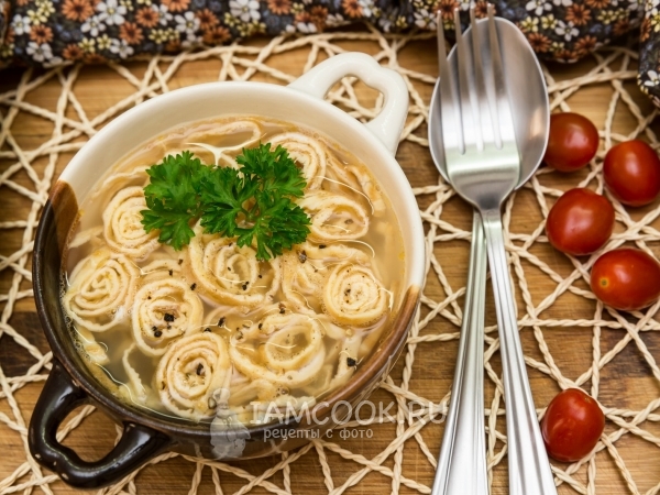 Бульон с лапшой из яичных блинчиков, рецепт с фото