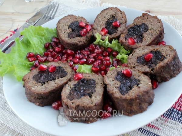 Мясной рулет с черносливом, рецепт с фото