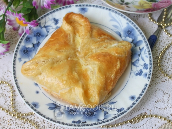 Хачапури с сыром (из слоеного теста), рецепт с фото