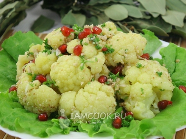 Салат из цветной капусты с грецкими орехами и гранатом, рецепт с фото