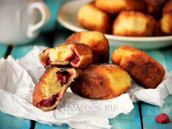 Пирожки с вишней, рецепт с фото