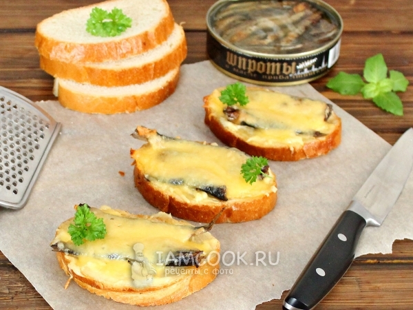 Бутерброды горячие со шпротами, рецепт с фото