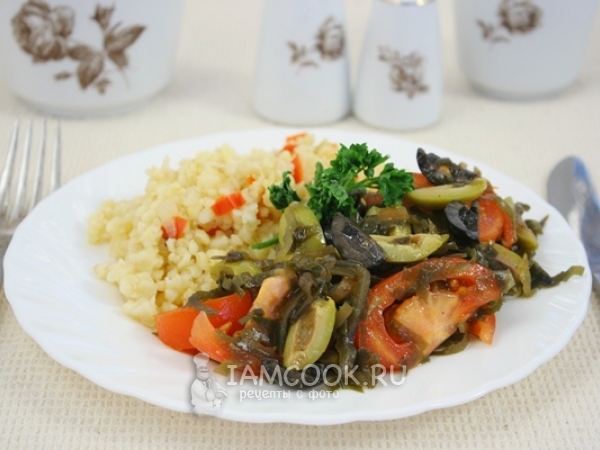 Салат из морской капусты, помидор, оливок и маслин, рецепт с фото