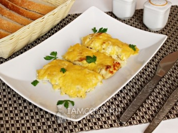 Филе минтая со сметаной, майонезом и луком в духовке, рецепт с фото