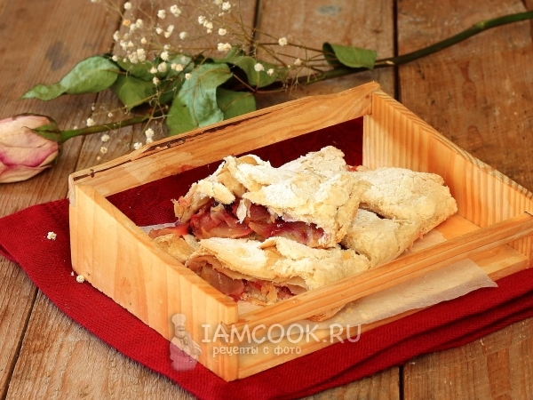 Штрудель из слоёного теста со смородиной и яблоками, рецепт с фото