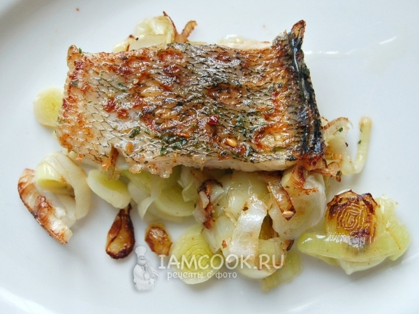 Жаренная рыба с луком пореем, рецепт с фото