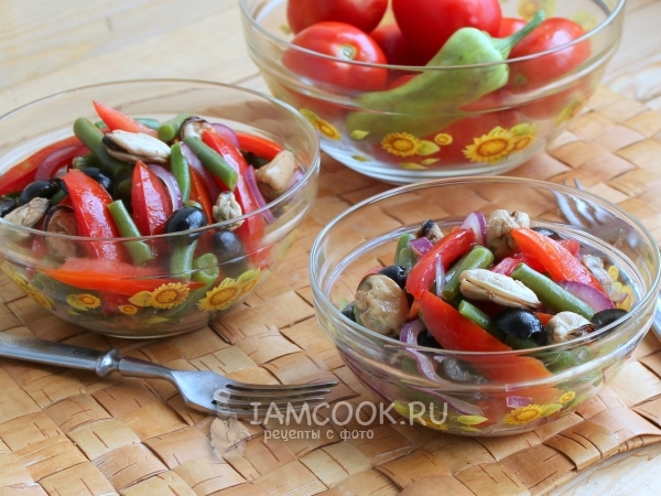 Салат с мидиями и помидорами, рецепт с фото