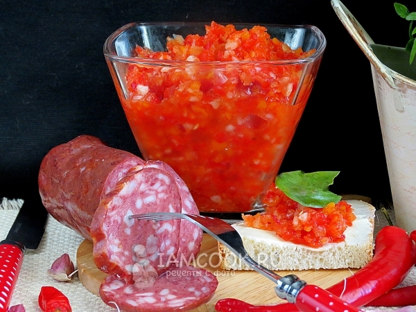 Острая закуска из чеснока и перцев, рецепт с фото