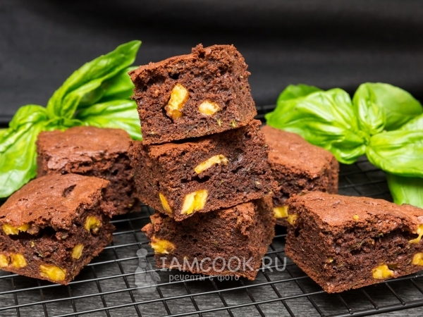 Шоколадный пирог с базиликом и бананом, рецепт с фото