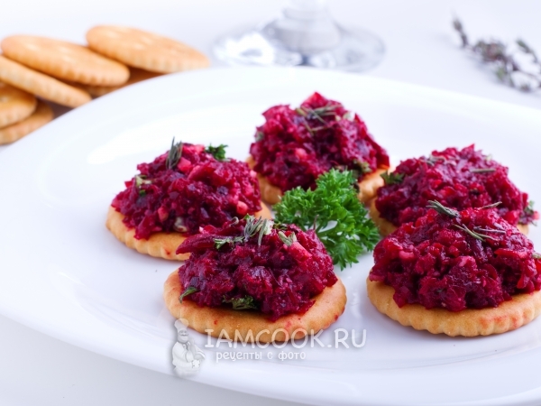 Закуска «Крекер с песто из свеклы», рецепт с фото