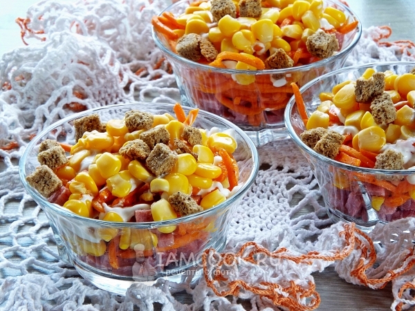 Салат с корейской морковью и копченой колбасой, рецепт с фото