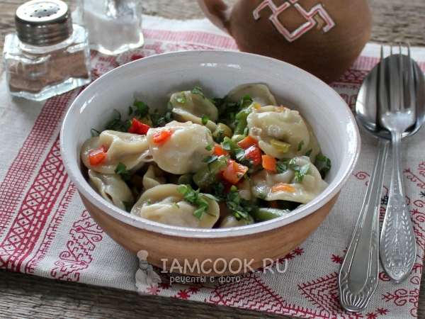 Тушеные пельмени на сковороде, рецепт с фото