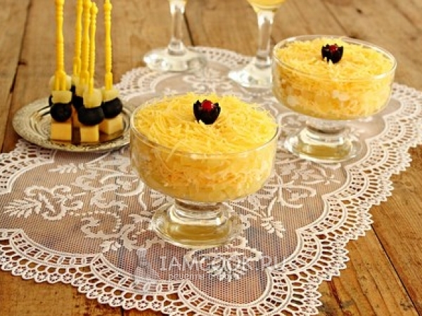 Салат с ананасом и сыром, рецепт с фото