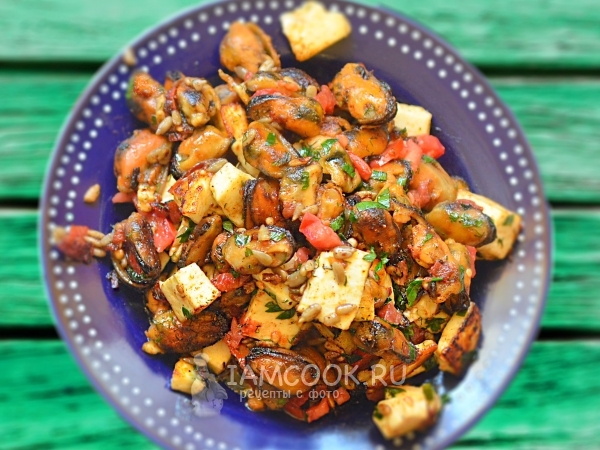 Горячий салат с мидиями, рецепт с фото