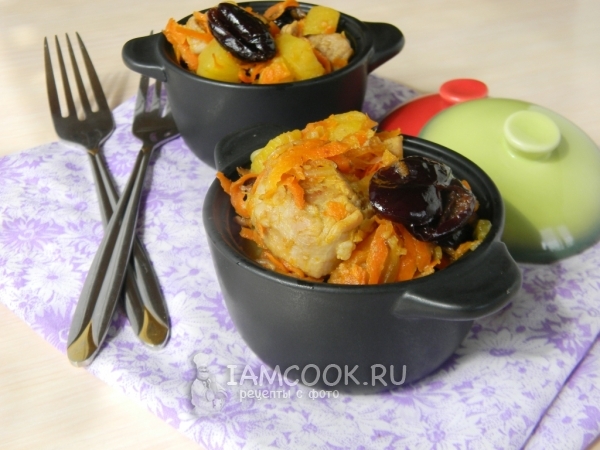 Мясо тушеное с черносливом и яблоками, рецепт с фото