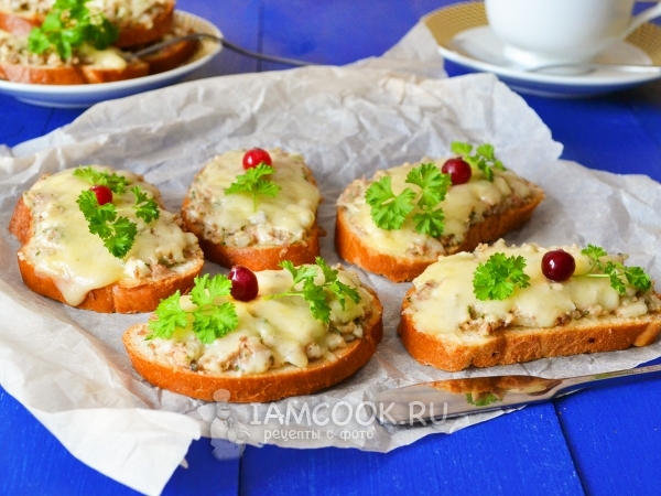 Горячие бутерброды с сайрой, рецепт с фото