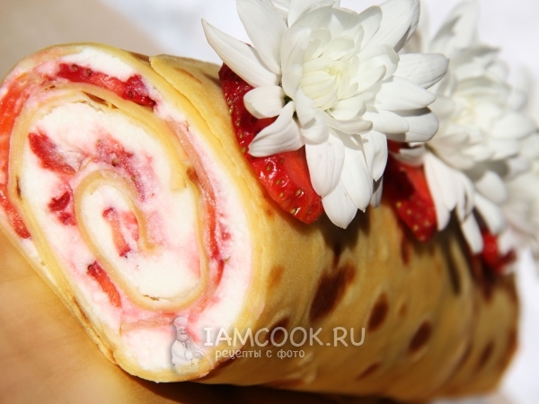 Блинный рулет с творогом и клубникой, рецепт с фото