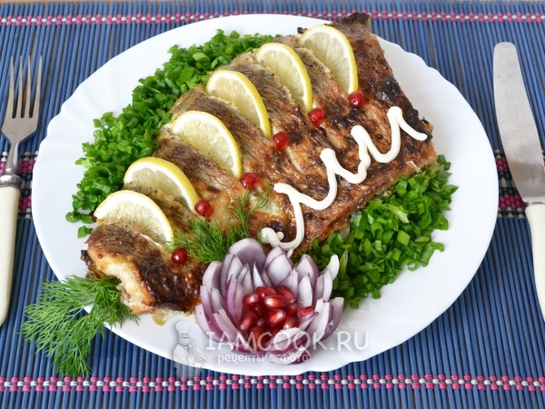 Лещ, запеченный в духовке, рецепт с фото