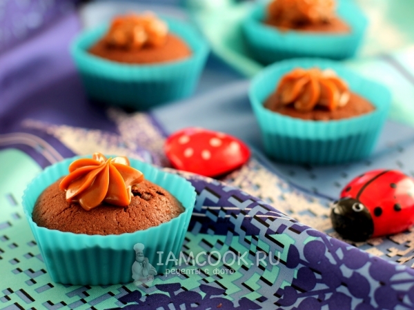 Шоколадные маффины с карамелью, рецепт с фото