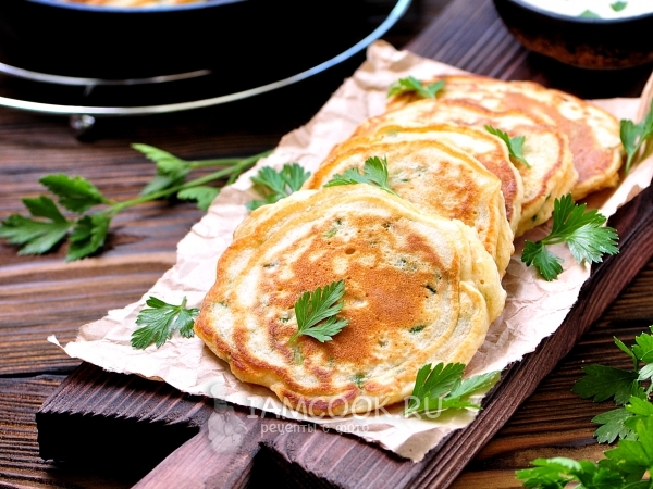 Оладьи с зеленым луком на кефире, рецепт с фото