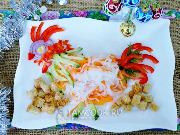 Хрустящий салат с дайконом и сухариками, рецепт с фото