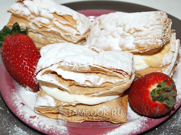 Пирожные из слоеного теста со взбитыми сливками, рецепт с фото