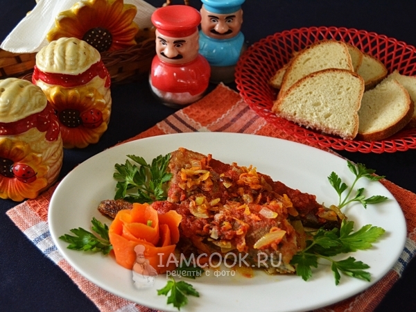 Хек тушеный с морковью и луком, рецепт с фото